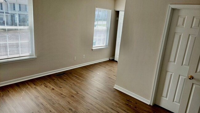 Building Photo - King George 3 Bedroom Townhouse