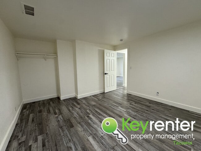 Building Photo - Fully Renovated 4-Bedroom Home with in Lak...