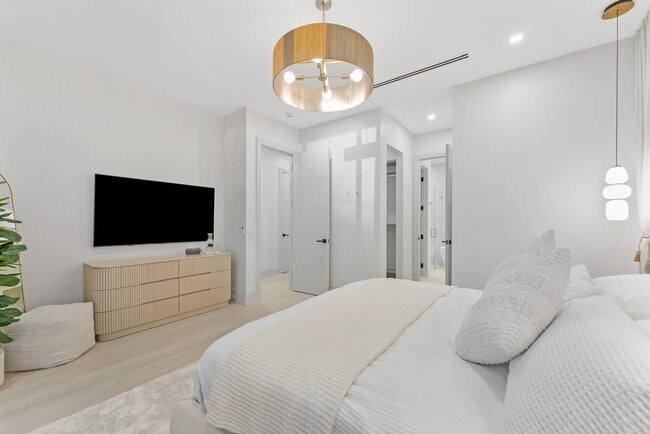 Building Photo - 220 S Swinton Ave