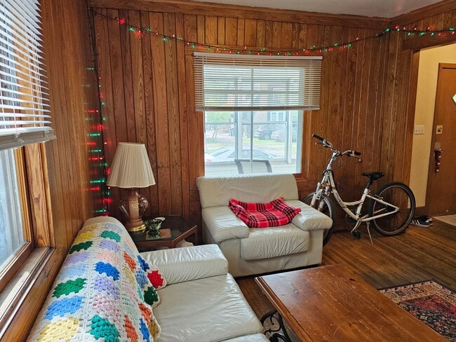 Building Photo - 4 bedroom House Close to U of M! Leasing f...