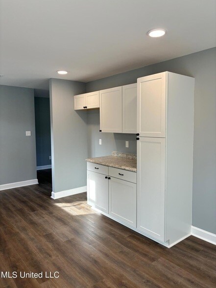 Building Photo - 8468 Cedarcrest Dr