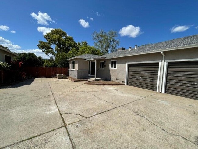 Building Photo - Gorgeous 2 Bedroom in Tahoe Park