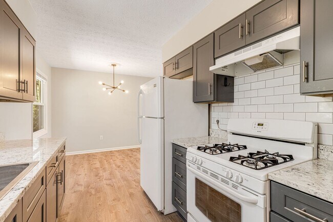 Building Photo - Lovely, Remodeled 3-Bedroom Home in West Asheville with Fenced-In Yard (6 or 12 Month Lease Options)