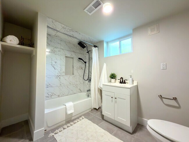 Building Photo - 1023 E Millbert Ave