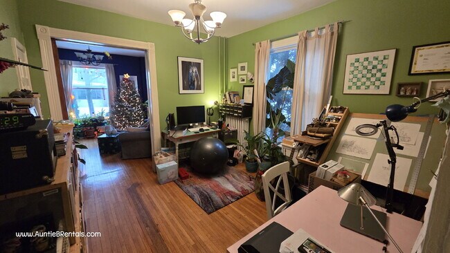 Building Photo - Cute main-level unit in Minneapolis, walking distance to local shops