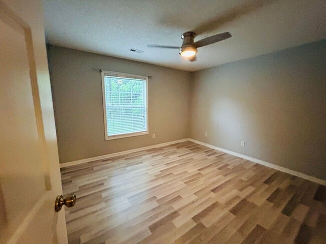 Building Photo - Beautiful Maintenance free 2 bedroom 2 bat...