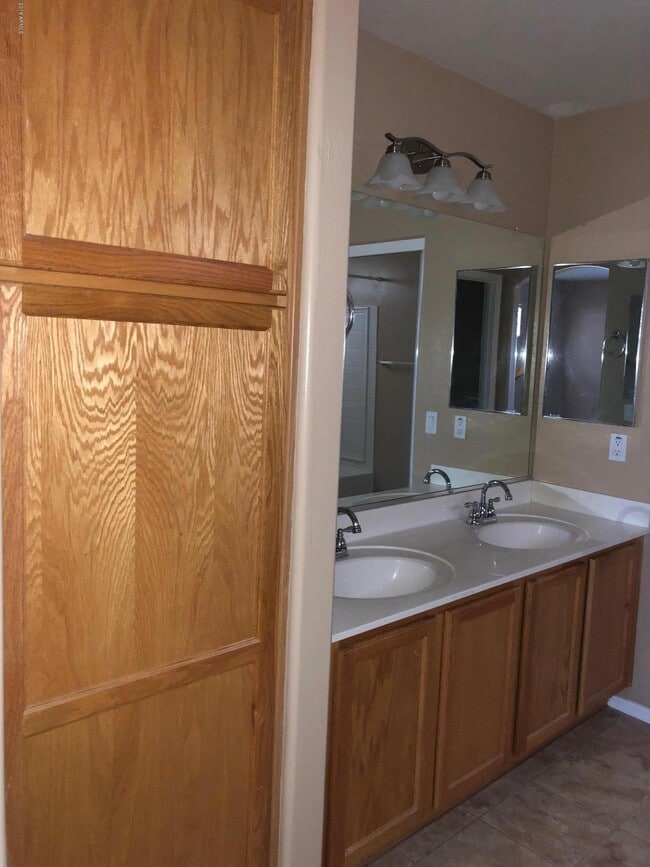 Building Photo - 22821 W Cantilever St