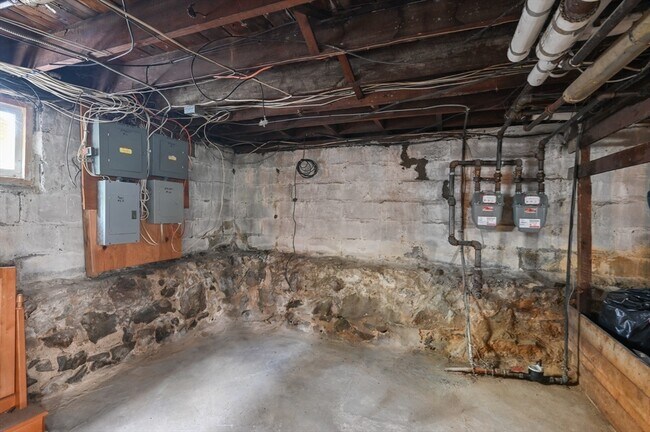 Building Photo - 76 Windsor Rd