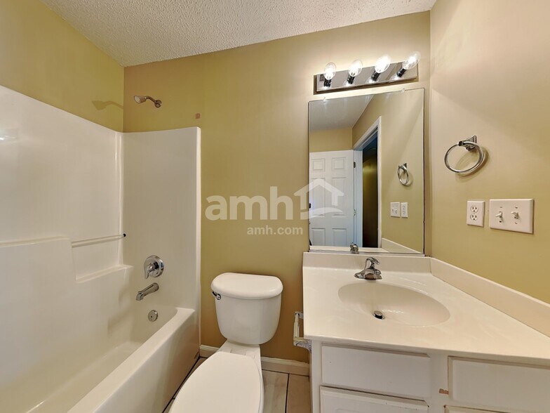 Building Photo - 430 Rockbridge Dr