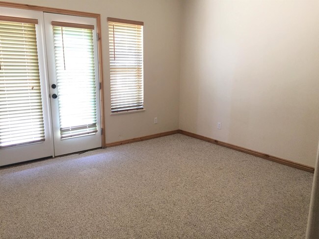 Building Photo - 5063 E Lakeview Dr