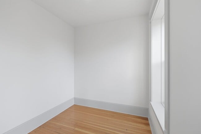 Building Photo - WINTER SPECIAL - NEWLY RENOVATED DOWNTOWN SALEM ONE BEDROOM