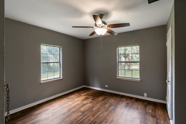 Building Photo - 8875 Franklin Ave