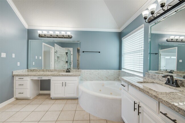 Building Photo - 5417 Lillian St