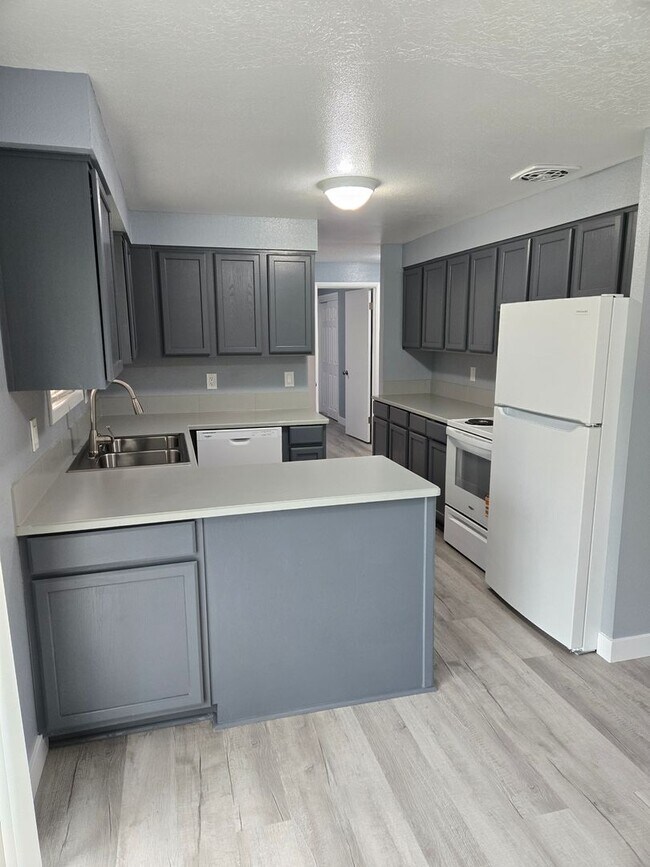 Building Photo - All like NEW Inside ! Great walk & bike scores - Large fenced backyard !