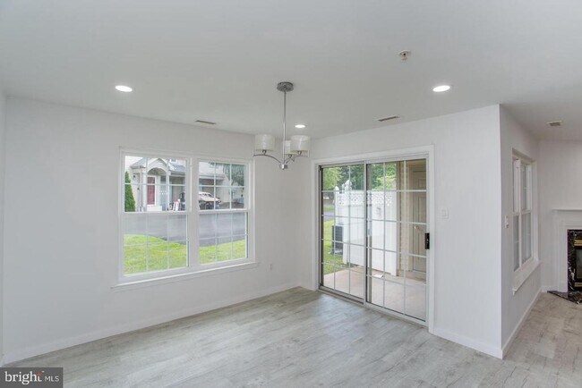 Building Photo - 605 Julian Dr W