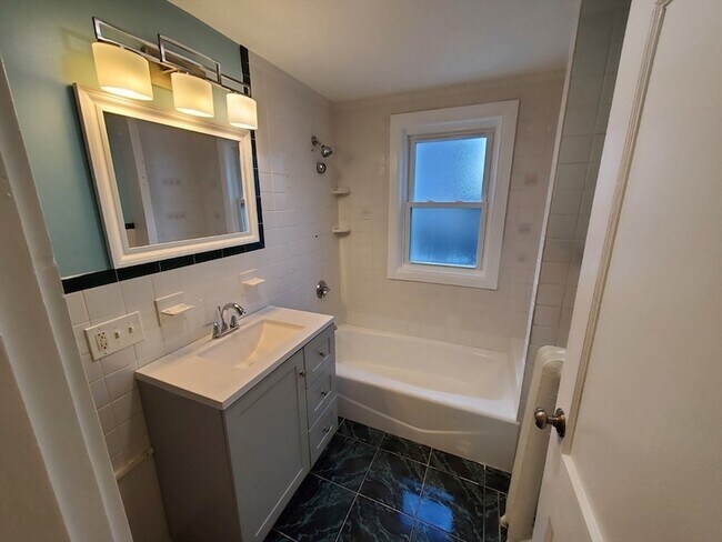 Building Photo - 32 Glenrose Rd