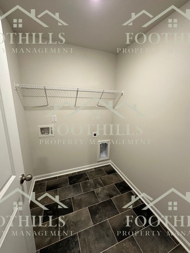 Building Photo - 104 Lowland Dr