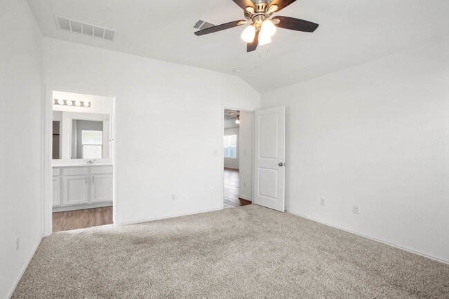 Building Photo - Spacious 3/2 in Kyle with oversized garage