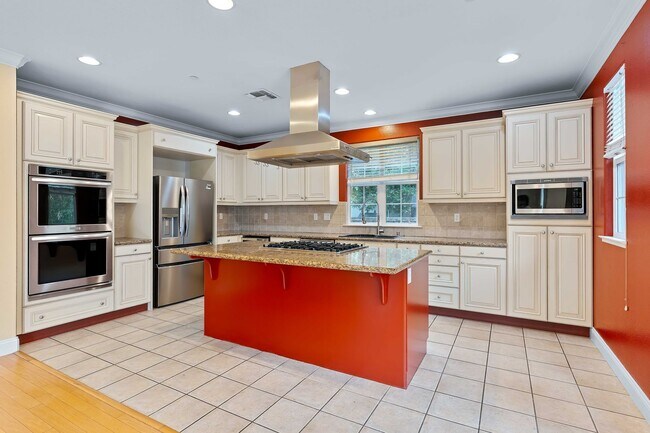Building Photo - Spacious 3 Bedroom, 3 Bathroom Home with P...