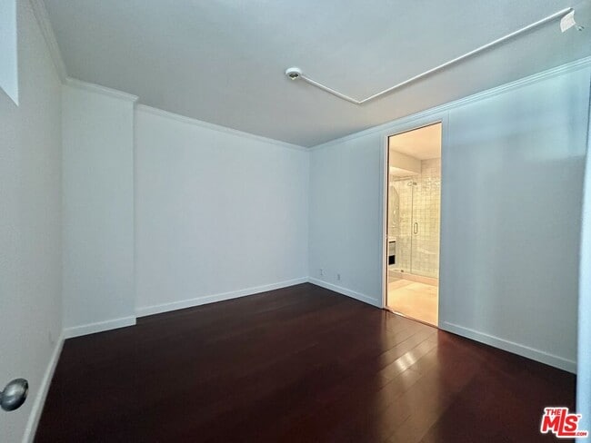 Building Photo - 999 N Doheny Dr