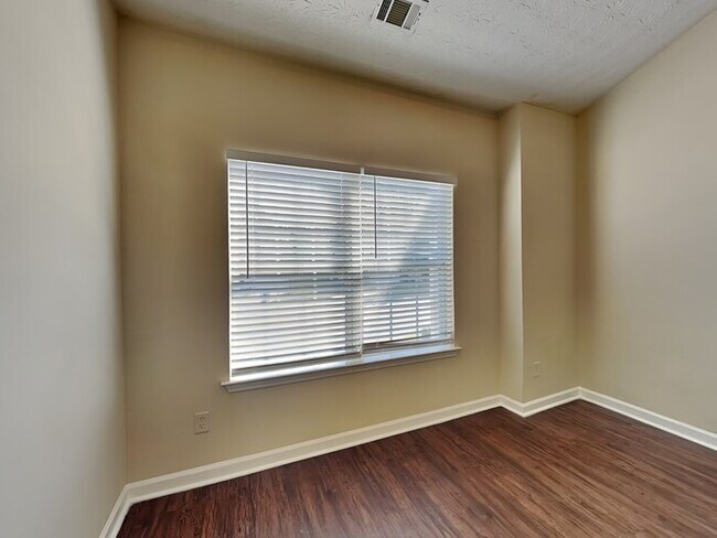 Building Photo - Charming 3 Bedroom 2.5 Bath Located in Riv...