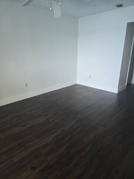Building Photo - 1014 S Independence Dr