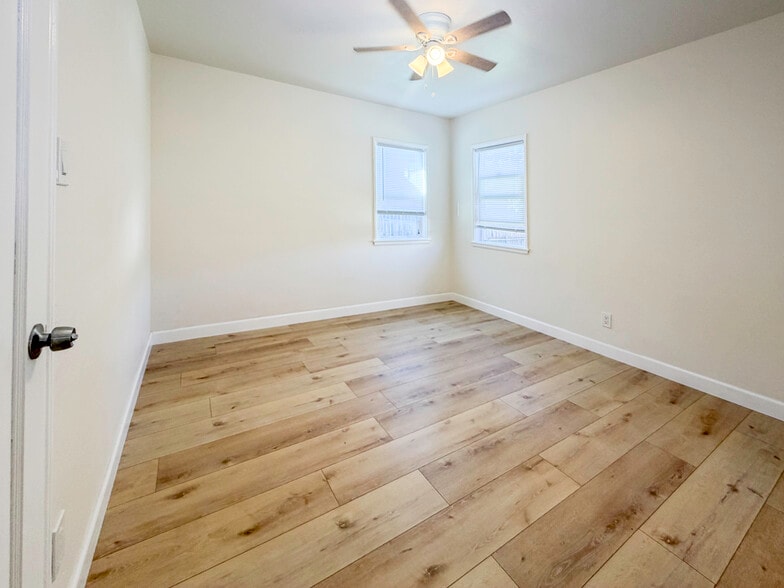 (A) Bedroom - 1722 E Victoria Ave