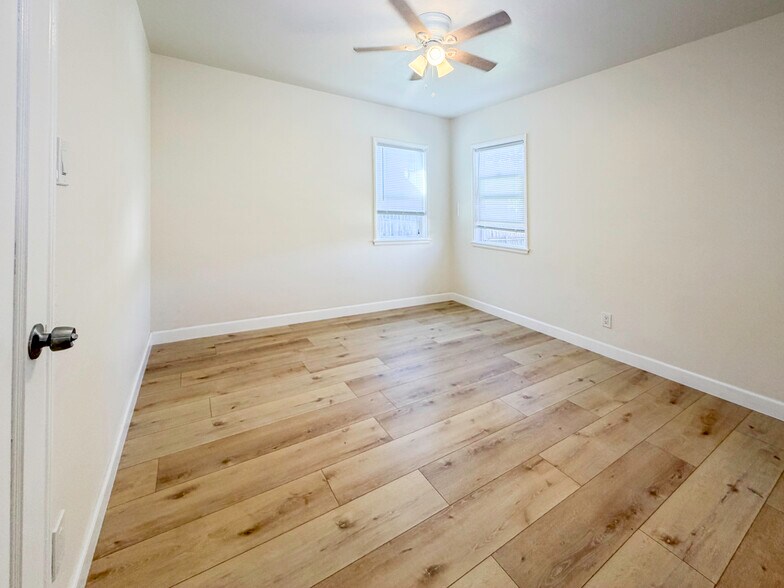 Building Photo - 1722 E Victoria Ave