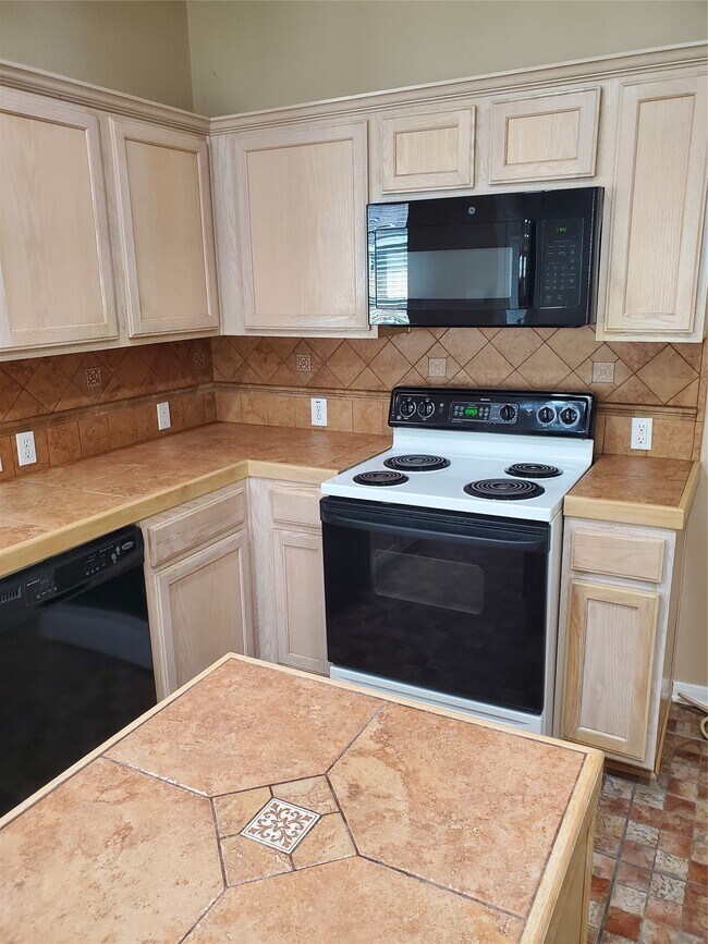 Building Photo - 2715 Falling Forest Ct