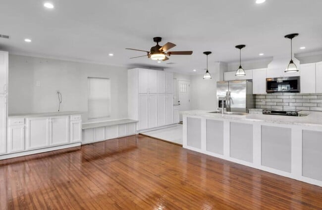Building Photo - 3 Bedroom Newly Renovated  Apartment with ...