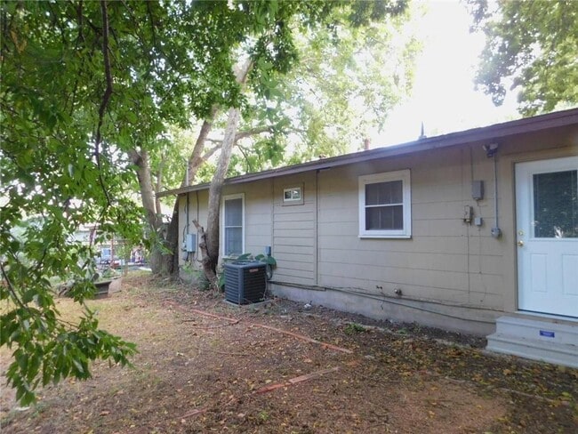 Building Photo - 1400 Berkshire Dr