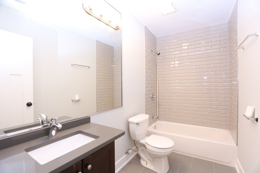 Building Photo - 555 W Arlington Pl