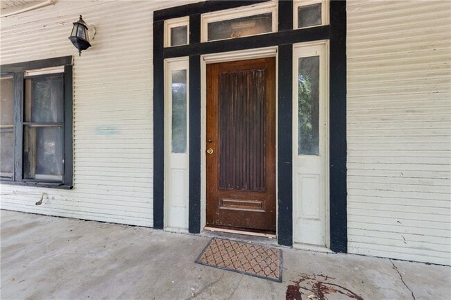 Building Photo - 106 S Ave A