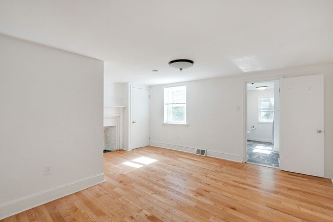 Building Photo - Newly Renovated Home Northern Liberties