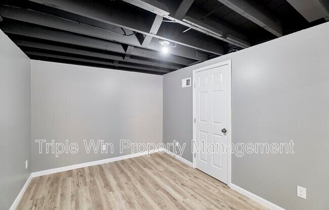 Building Photo - 9823 Meadowview Dr