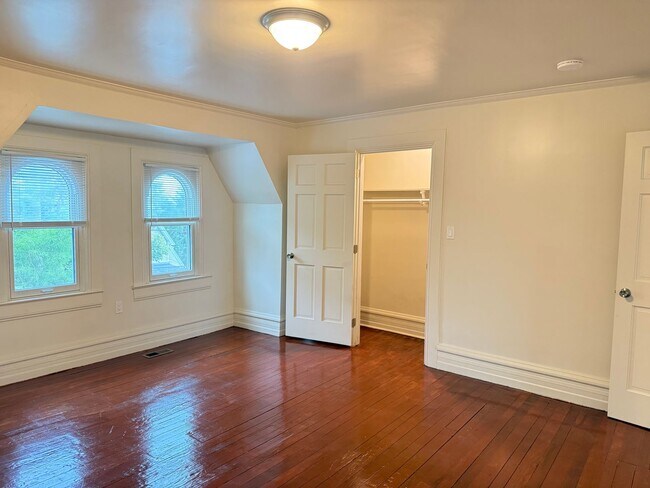 Building Photo - Newly Renovated 3 Bedroom 2 Bathroom Apartment in Prime Location - Washer/dryer in unit!