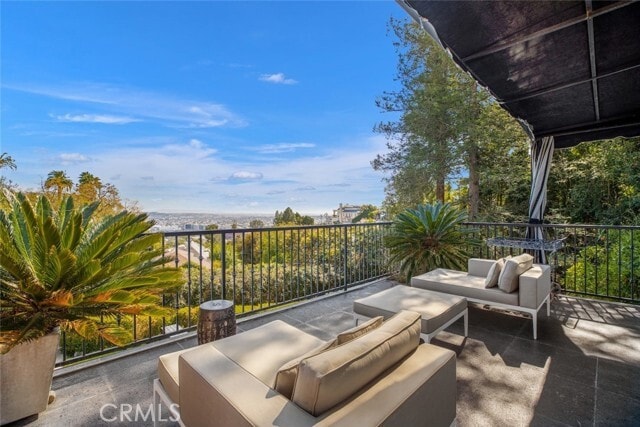 Building Photo - 1514 Sunset Plaza Dr