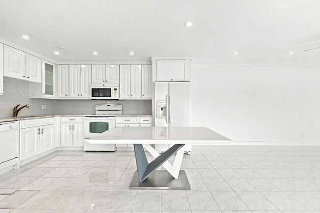 Building Photo - 126 West Ct