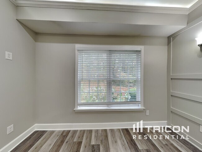 Building Photo - 716 Parkside Dr