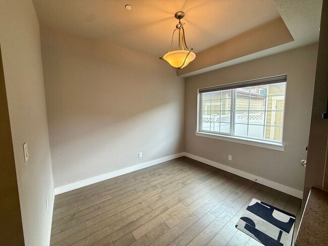 Building Photo - This townhome-style condo truly has it all!