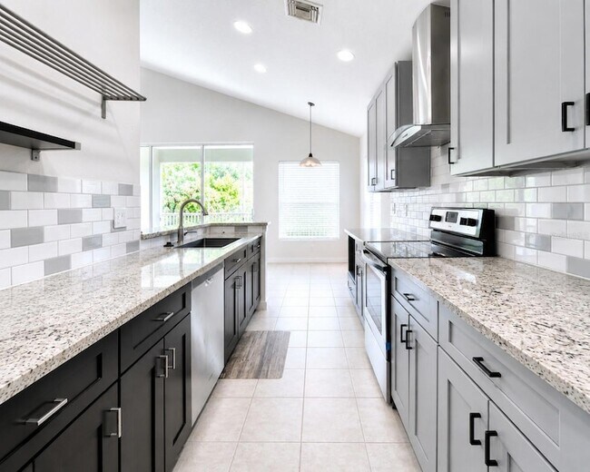 Building Photo - 2096 Kings Palace Dr