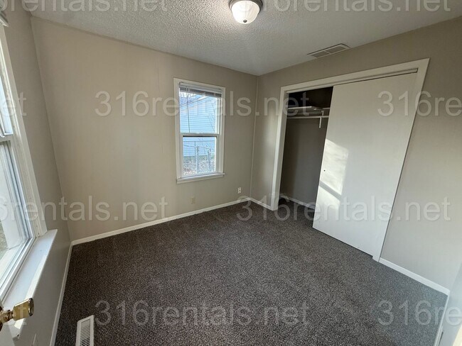 Building Photo - $1325 - 3 bedroom / 2 bathroom - Single Family Home