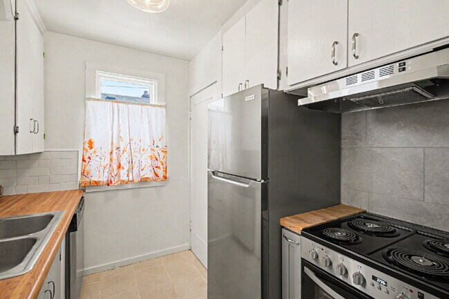Building Photo - Charming 2-Bedroom Wheat Ridge Bungalow Near Sloan’s Lake - Available Now!