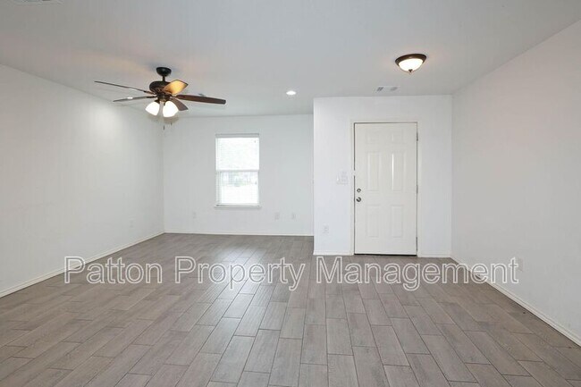 Building Photo - 619 S Hill St