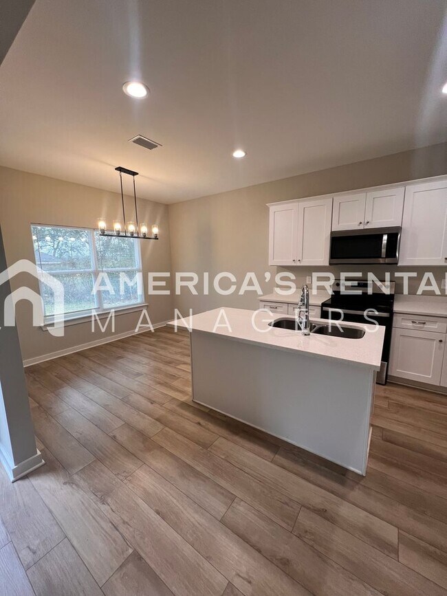 Building Photo - 303 Kennesaw Ave