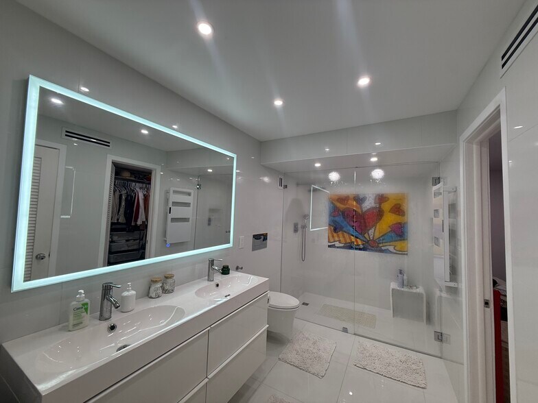 Master bathroom - 1111 Crandon Blvd