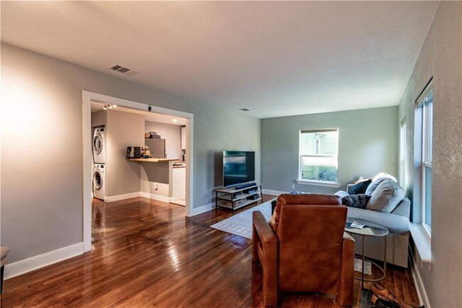 Building Photo - 301 Genard St