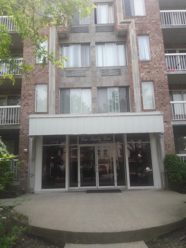 Building Photo - 171 Wellington Ct