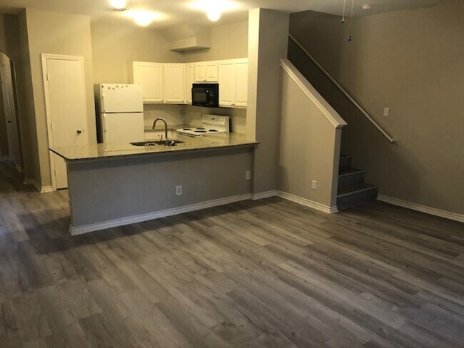 Building Photo - 7806 Kingsbury Wood