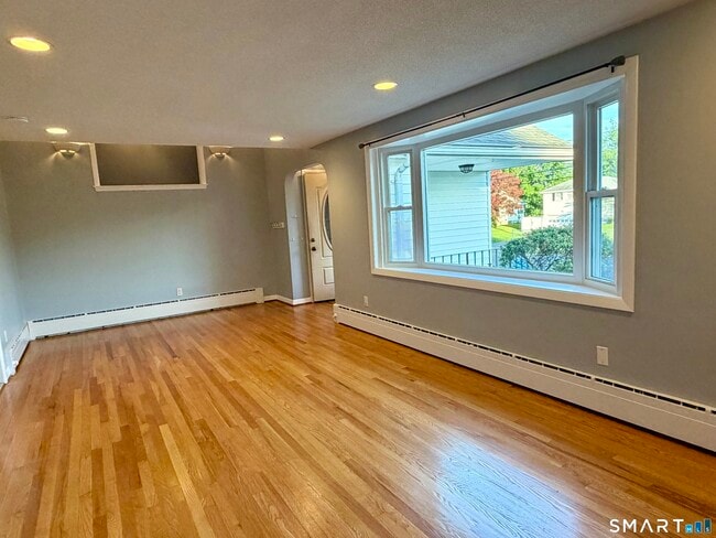 Building Photo - 154 Harding Ave